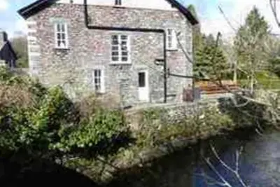 Image de Tradional Lakeland Cottage à côté de la rivière Rothay coin tranquille à proximité du centre village