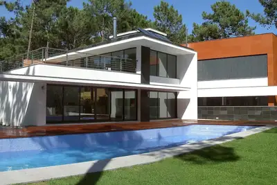 Image de Villa luxueuse moderne avec une magnifique piscine somptueuse