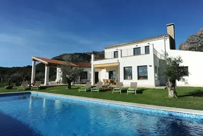 Image de Villa avec piscine et barbecue. Air conditionné. Ping pong. Wi-Fi. 15 minutes