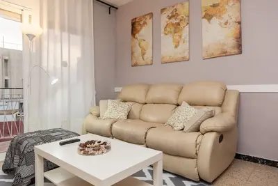 Appartement de plage calme, ensoleillé et bien relié.