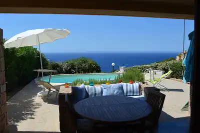 Image de Costa Paradiso, à 300 mètres de la plage, villa avec jardin, accès direct aux petites criques qui se trouvent au bas de la maison