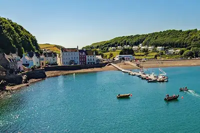 Image de Maison de vacances spacieuse pour 8 personnes WiFi gratuit Animaux acceptés Grand jardin Vue sur la mer