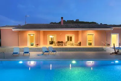 Villa paisible de 9 personnes avec piscine extra-large, à seulement 1 min à pied de la plage