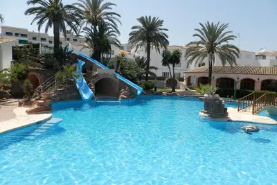 Image de Casa Cala Blanca. Air conditionné dans toutes les chambres, Wi-Fi, jardin privé et piscine communautaire