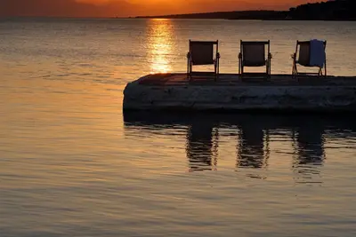 Image de Paradis avec une villa en front de mer, retraite cycladique sur une île privée