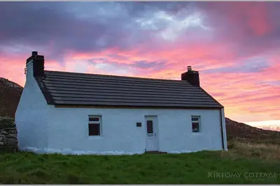 Morrisons Cottage, Kirtomy, au large du Northcoast 500 situé dans une vallée paisible.
