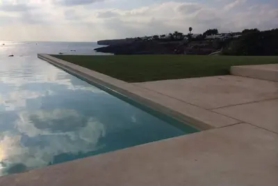 Image de Villa avec 5 chambres, 4 salles de bain, 1300 m² de terrain en front de mer Wifi Gratuit