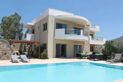 Image de Villa de luxe, piscine privée chauffée, vue mer et montagne, dans un acre de jardin
