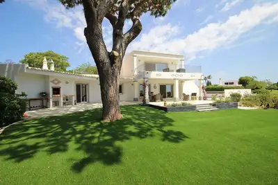 Image de Villa individuelle de luxe de quatre chambres avec vue sur la mer, le golf et la montagne