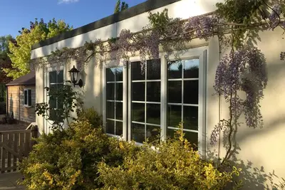 Image de Chalet de vacances acceptant les animaux de compagnie dans une idylle rurale isolée près de la New Forest.