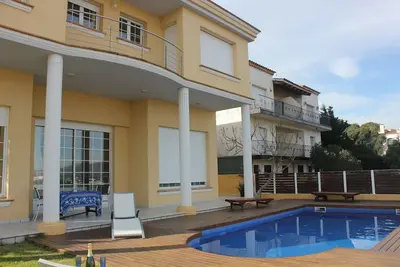 Image de Superbe maison avec piscine vue mer et montagne