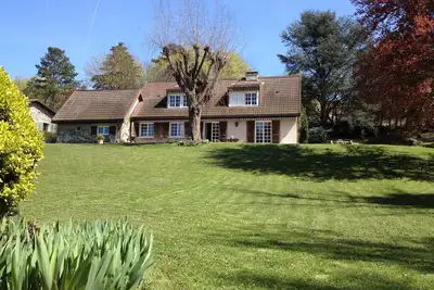 Image de A 10' de Lyon, calme absolu, nature et forêt voisine, piscine, grand jardin