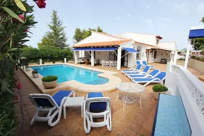 Image de 7 lits, 6 salles de bain, cuisine d'été, spacieuse, confortable, vue sur la mer, près de la plage
