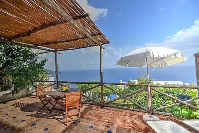 Image de Casa Chicca: Un chalet de charme construit sur le terrain en pente face Ă la mer.