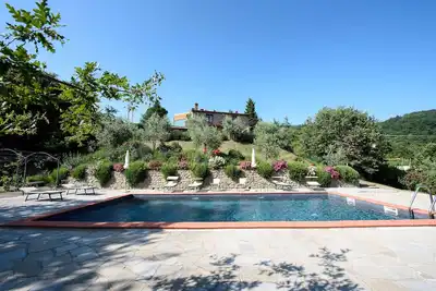 Image de Villa pour 10 personnes avec piscine avec une vue \"vraiment magnifique\" sur le lac Trasimène