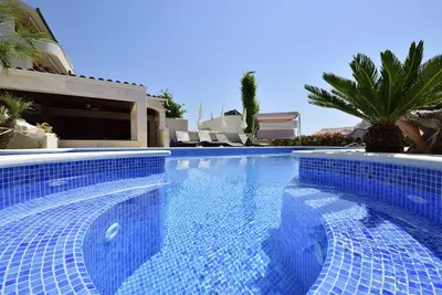 Agréable appartement pour 4 personnes avec Wifi, climatisation, piscine, Tv, terrasse et parking