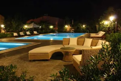 Image de Eden Villas, piscine adultes, piscine enfants chauffée, spa privé, 26 couchages.