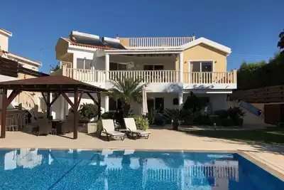 Spacieuse villa de luxe avec vue sur la mer et la montagne