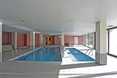 Agréable appartement avec climatisation, bain à remous, piscine, Wifi, Tv, terrasse et parking