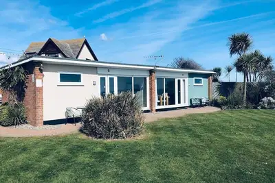 Chalet de vacances contemporain en bord de mer surplombant la plage de sable, vue imprenable sur la mer! !