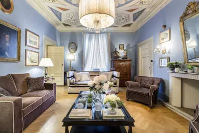 Elegant and Homey 4 Bedrooms Apartment, Air Conditioning within the Lucca Walls