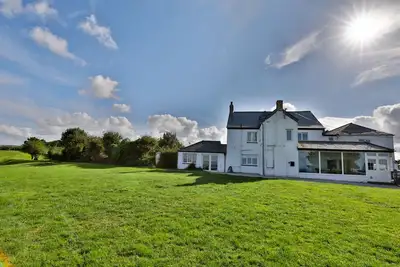 Image de Maison de 7 chambres avec vue imprenable sur la mer nr Port Isaac. Piscine, salles de jeux, feu de bois