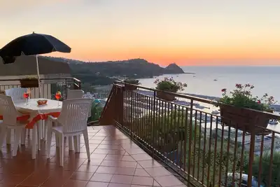 Maison avec terrasse et vue magnifique sur la mer-Baie S. Gregorio et Eoliennes