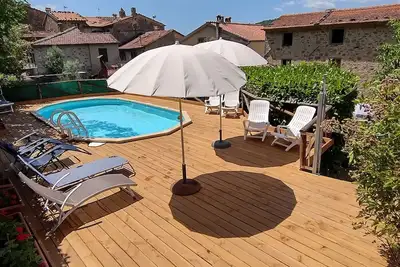 Image de Maison de village indépendante, terrain et propre piscine et WiFi, à 40 minutes de la plage!