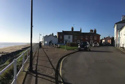 Image de Maison en bord de mer rénovée avec amour avec une vue imprenable sur la mer