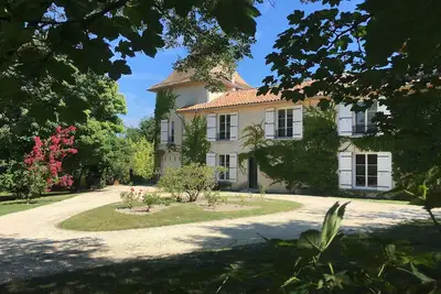 Image de Propriété de charme avec vue exceptionnelle et piscine à débordement