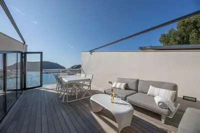 Image de Maison de ville moderne avec une vue fantastique sur le port de Sóller.