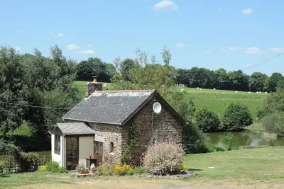 Image de Isolé Cottage Lakeside Pierre Situé dans la campagne rural