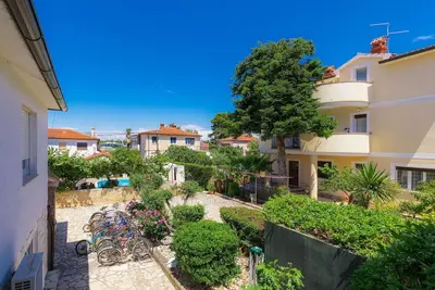 Image de Joli appartement pour 9 personnes avec Wifi, climatisation, piscine, bain à remous, Tv et terrasse