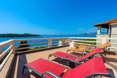 Image de Villa Panoramique 4 Chambres avec Vue sur Mer située à 100m de la plage de galets