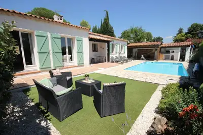 Image de Villa provençale avec piscine chauffée dans un cadre magnifique, proche des plages