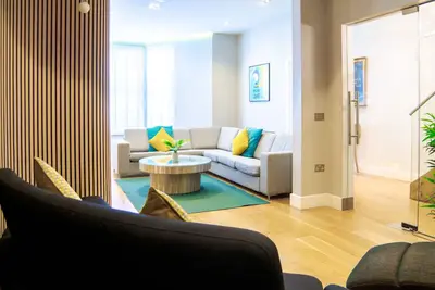 Image de Maison de luxe avec bain à remous à quelques pas des plages et de la ville