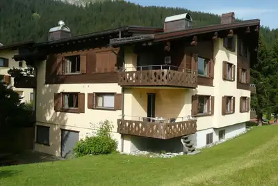 Appartement 2½-pièces dans un chalet avec vue imprenable sur Klosters et les montagnes.