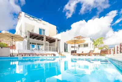 Image de Coeur de Coral Bay, terrasse sur le toit, piscine chauffée et bain à remous, proche des commodités
