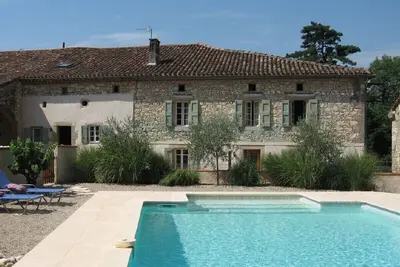 Image de Grande et luxueuse ferme en pierre avec piscine chauffée dans magnifique cadre