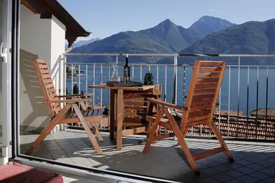 Image de Belle maison près du bord de l'eau. Vue panoramique sur le lac et la montagne