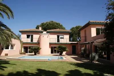 Image de Villa contemporaine climatisée avec piscine privée chauffée proche mer