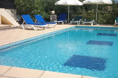 Image de Simple Story villa avec piscine privée et jardin avec grande montagne, et Vue sur Mer