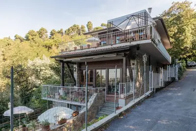Image de Appartement à Versilia entouré par la nature avec terrasse panoramique