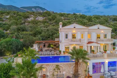 Villa individuelle de luxe avec 5 chambres et piscine privée à Kisla Kalkan