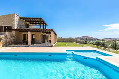 Villa Poseidon! Piscine privée, vue imprenable sur la mer, à distance de marche des commerces!