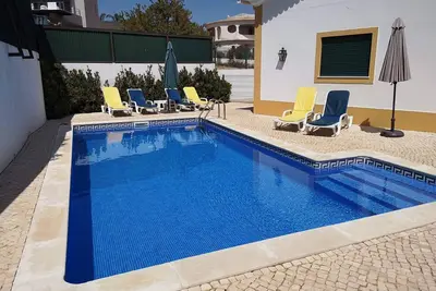 Image de Villa moderne de 4 chambres avec piscine privée, près de la plage / ville d'Armação de Pêra