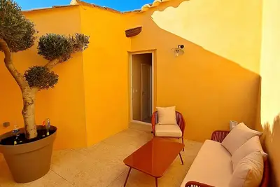 Image de Meublé de tourisme ****, terrasse type tropézienne, grand garage privé.