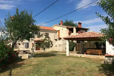 Image de Ferme rustique entourée par la verdure du grand et spacieux jardin. . . avec piscine