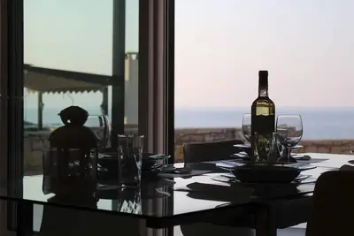 Image de 3 chambres, 2 salles de bain Villa individuelle piscine privée chauffée, piscine commune et vue sur la mer.