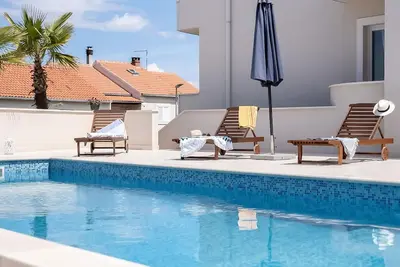 Joli appartement pour 5 personnes avec Wifi, climatisation, piscine, Tv, terrasse et parking
